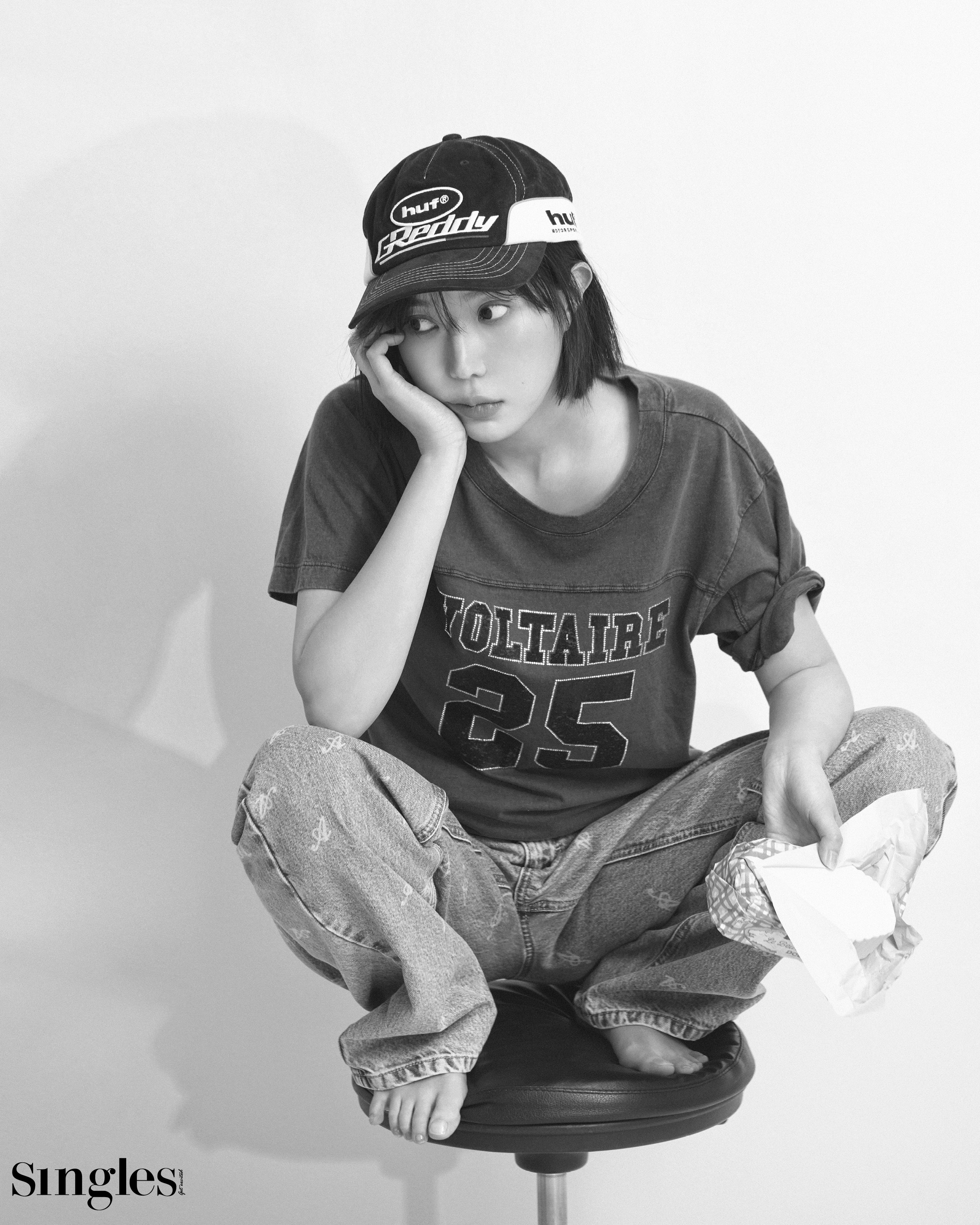 임수향의 싱글즈 화보 이미지, 미녀와 야수 임수향, 싱글즈 임수향, 임수향 화보, 임수향, 임수향 싱글즈 화보, 임수향이 착용한 제품은 티셔츠 쟈딕앤볼테르, 볼캡은 허프, 데님은 스타일리스트 소장품. 임수향 티셔츠